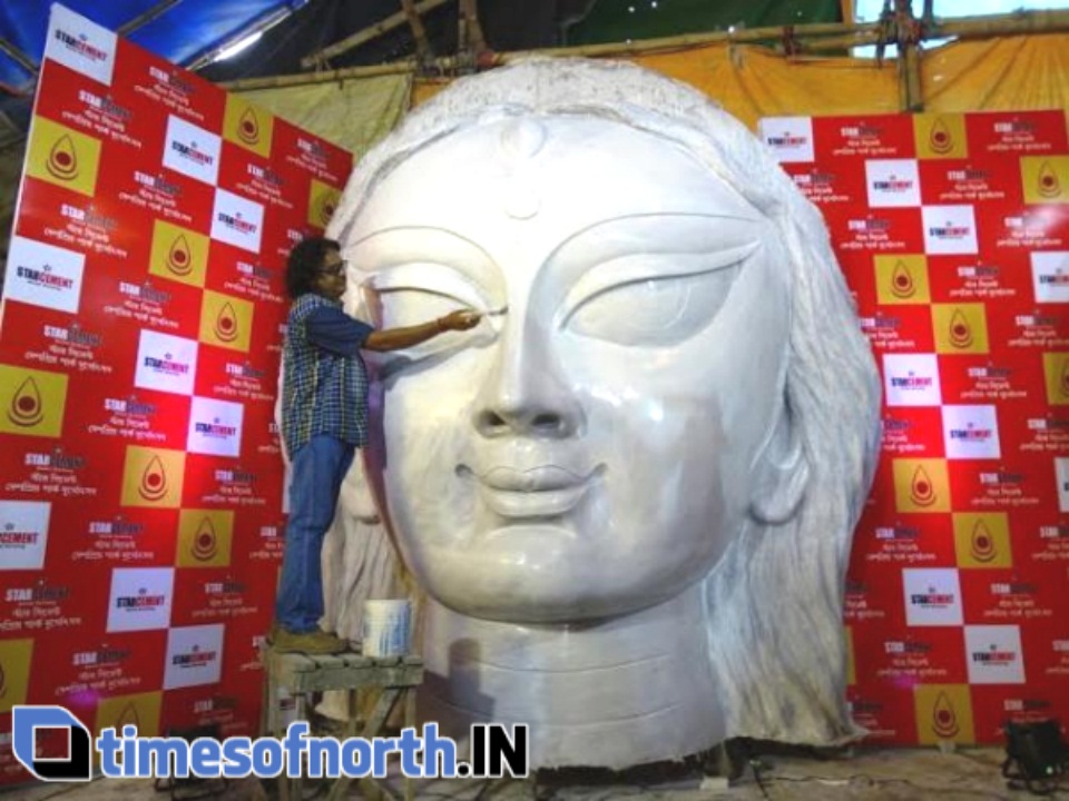 Artist Mintu Das Displaying the Durga Idol’s Face in front of the Press in Kolkata