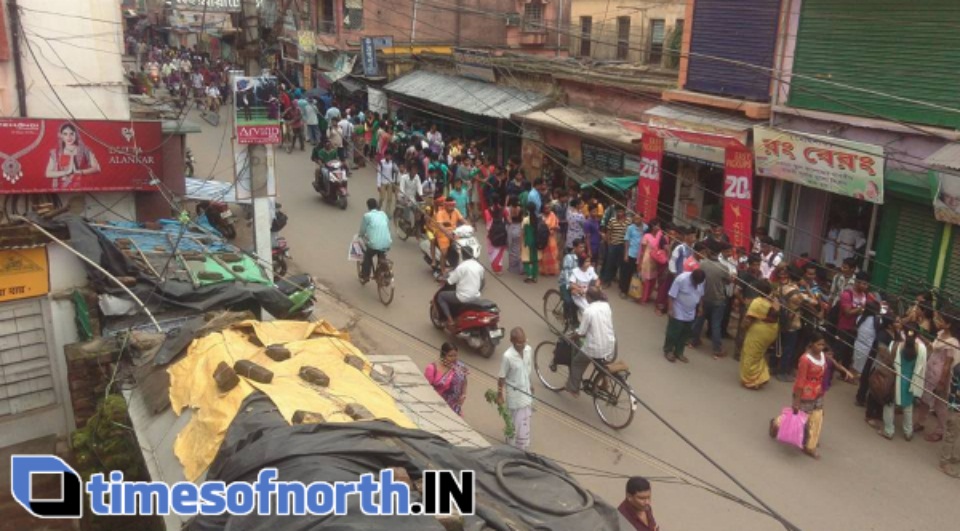 LONG QUEUES UNDER SCORCHING SUN FOR PRIMARY TET FORM