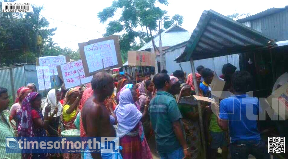 Dhupguri Women Destroyed Liquor Selling Shanties at Vemtia Gate Bazaar