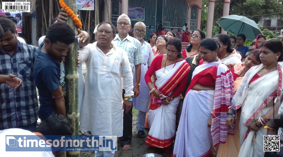 Khunti Puja for Falakata Collegepara Sarbojonin Durga Puja, Theme Stands to be ‘Land of Angels’ [VIDEO]